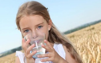 Chuyên gia giải thích 'uống nước ấm hay nước lạnh tốt hơn?'