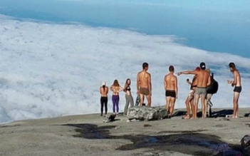 Malaysia bắt 4 du khách chụp ảnh khỏa thân trên núi thiêng