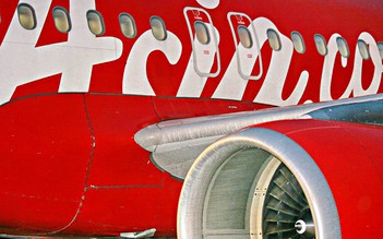 AirAsia bán công ty cho thuê máy bay
