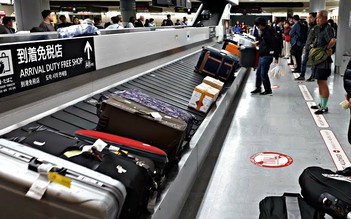 Tiền trong giỏ biến mất sau khi qua băng chuyền hành lý ở sân bay Thái Lan