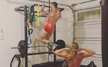 Mỹ nhân UFC Paige VanZant ‘khỏa thân’ tập luyện giữa đại dịch