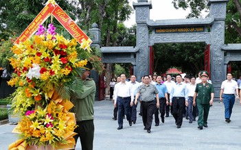 Thủ tướng dâng hương tưởng niệm tại Nghệ An