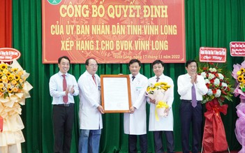 Công bố quyết định công nhận Bệnh viện đa khoa Vĩnh Long lên hạng 1