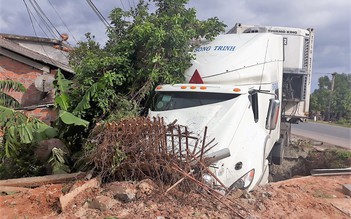 Mất lái, xe container lao vào nhà dân