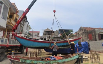 Bão số 5 giật cấp 12: Ngư dân Quảng Bình cấp tập đưa tàu thuyền tránh bão