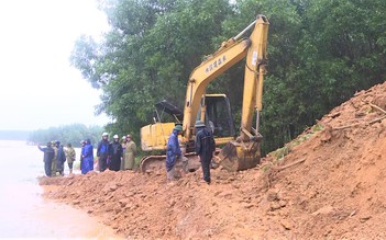 'Cấp cứu' hồ chứa Dạ Lam do lũ tràn quá lớn