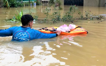 Gần 30 ngày miền Trung chìm trong lũ hồng thủy: Nước ngập mái nhà, mênh mông nước mắt