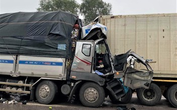 Quảng Bình: Tai nạn giao thông nghiêm trọng, 2 người ngồi trong ca bin tử vong