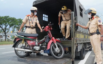 Bị CSGT 'vịn', người chạy xe máy vào làn ô tô than vãn: 'Chuyến hàng chót, nên đánh liều'