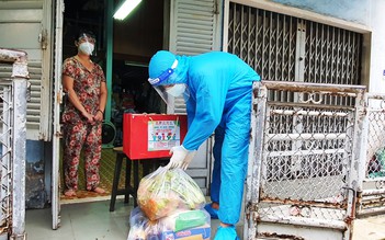 TP.HCM trao túi an sinh gia đình có F0 tại nhà: 'Biết cảm ơn sao cho hết !'