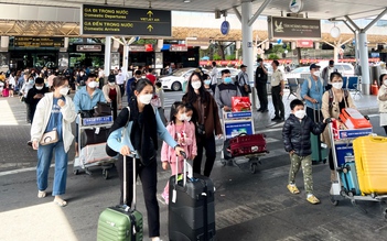 Trở lại TP.HCM sau tết, nhiều người chờ taxi nửa tiếng ở sân bay Tân Sơn Nhất
