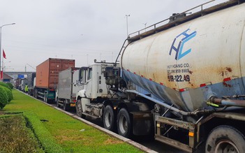 Dòng xe 'chôn chân' trước lễ 30.4 - 1.5, CSGT điều tiết giao thông suốt 12 tiếng