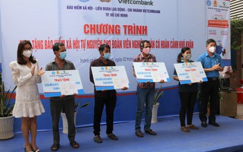 TP.HCM: Tặng sổ BHXH tự nguyện cho đoàn viên nghiệp đoàn khó khăn