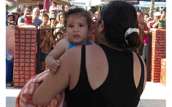 Thổ Nhĩ Kỳ: Cha mẹ mê tắm nắng, con trôi ra biển