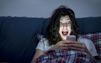 Dùng điện thoại trước khi ngủ có thể làm tăng cân