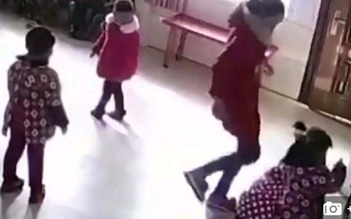 Cô giáo Trung Quốc đánh, đá liên tục vào học sinh mầm non