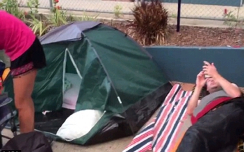 Phụ huynh Úc ngủ trước cổng trường chờ ghi danh cho con