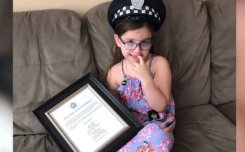 Cảnh sát Mỹ vinh danh cô bé 4 tuổi lanh trí cứu mẹ thoát chết