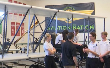 Học sinh Mỹ sửa mẫu máy bay do anh em nhà Wright chế tạo