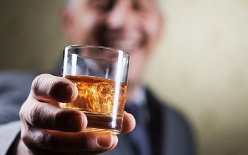 Vì sao càng lớn tuổi tửu lượng càng giảm, không nên uống nhiều?