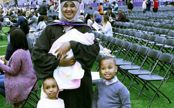Nữ sinh nhận bằng tốt nghiệp chỉ 21 giờ sau khi sinh con