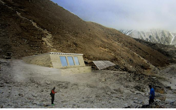 Everest đối mặt nguy cơ ô nhiễm vì... phân người
