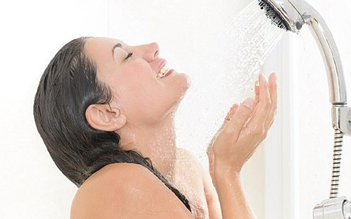 5 lợi ích bất ngờ của việc tắm nước lạnh mỗi ngày