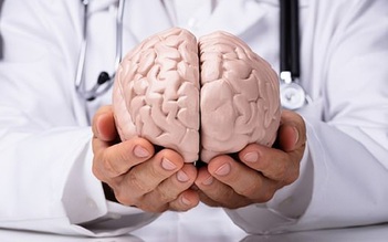 Cách phân biệt triệu chứng của đột quỵ và phình mạch não?