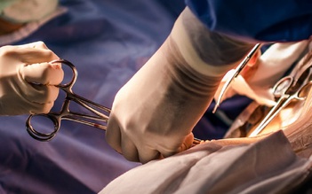 Phẫu thuật lấy con sán dây dài 1,8 mét ra khỏi ruột bệnh nhân