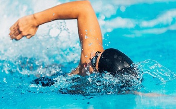 Bạn phải bơi bao lâu để có thể giảm được 0,5 kg mỡ thừa?