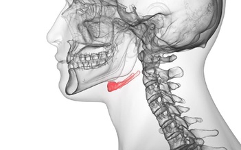 Bị gãy cổ rồi nhiễm Covid-19, người đàn ông hồi phục thần kỳ