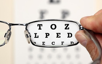 Người đeo mắt kính có nguy cơ bị lây Covid-19 thấp hơn 3 lần