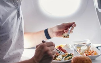 Ăn uống trên máy bay thế nào để giảm nguy cơ lây nhiễm Covid-19