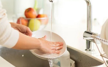 Rửa chén bằng máy và rửa bằng tay: Cách nào tốt hơn?
