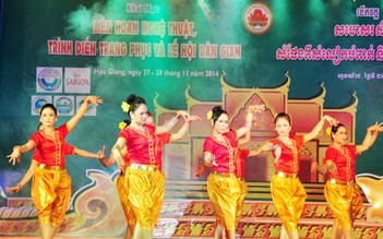 Cô gái đam mê nghệ thuật dân tộc Khmer