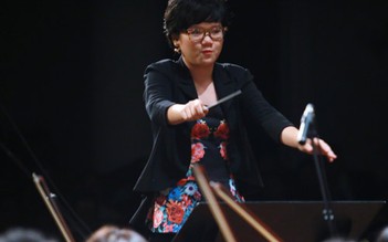 Con gái 11 tuổi của saxophone Trần Mạnh Tuấn chỉ huy dàn nhạc giao hưởng VN