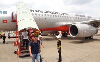 Xe thang lại đâm vào máy bay Jetstar ở Tân Sơn Nhất