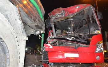 Xe khách tông vào đuôi xe bồn, 2 người chết, 9 người bị thương