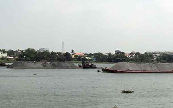 Sập cầu Ghềnh: Ghe tàu chở cát, đá kẹt cứng trên sông Đồng Nai