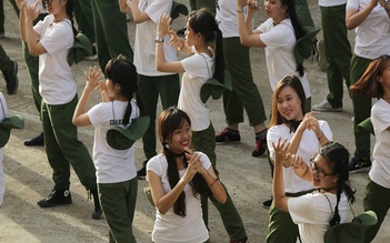 Nữ sinh báo chí nhảy flashmod khuấy động trung tâm giáo dục quốc phòng