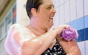 Một phụ nữ được tắm sau 30 năm vì sợ… nước