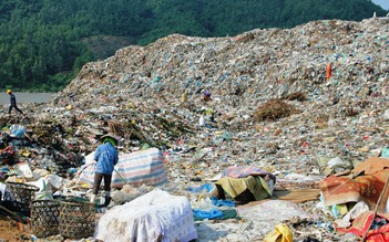 Người dân tụ tập đòi làm rõ nguồn gốc rác chôn lấp nghi độc hại