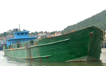 Bắt quả tang tàu đổ bùn thải xuống biển Nghệ An
