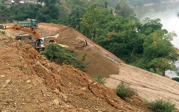 Lợi dụng quyền khai thác cát để 'móc ruột' sông Lam