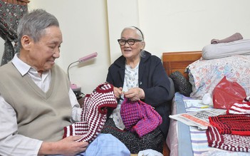 Vợ chồng cụ già gần trăm tuổi đan áo tặng trẻ em nghèo