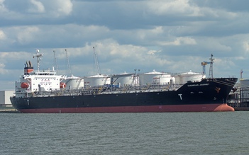 Triển khai cứu hộ tàu chở 30.000 tấn hóa chất bị mắc cạn