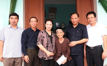 Thăm, tặng quà các gia đình chính sách