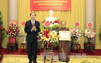 Nguyên Phó chủ tịch nước Nguyễn Thị Bình nhận Huy hiệu 70 năm tuổi Đảng