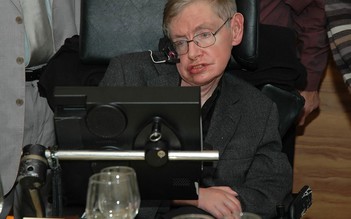 Nhà vật lý Stephen Hawking 'chung sống' với bệnh ALS hơn 55 năm