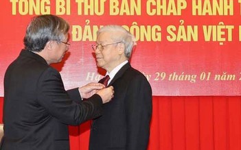 Trao huy hiệu 50 năm tuổi Đảng tặng Tổng bí thư Nguyễn Phú Trọng
